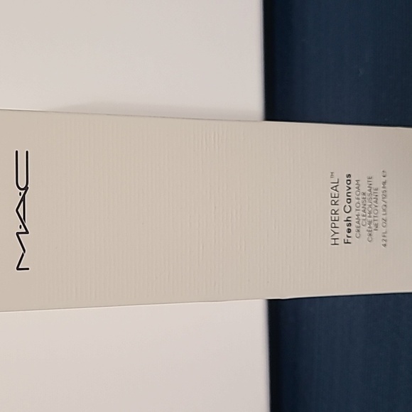 MAC Hyper Real Fresh Canvas Cream to Foam Cleanser 4.2 fl oz  NEW IN BOX - Picture 4 of 8